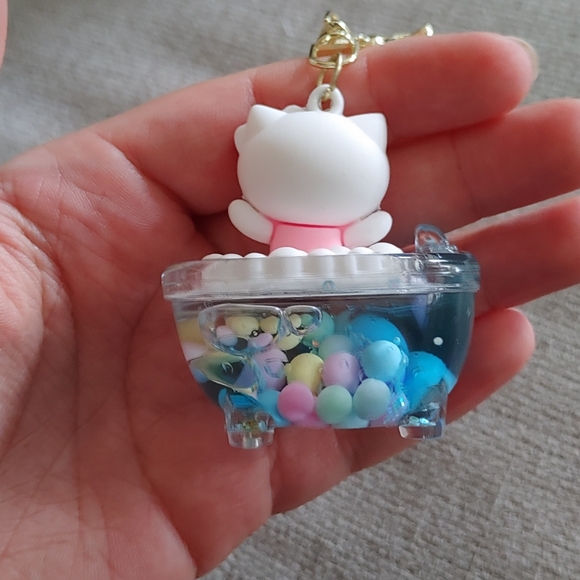Hello Kitty Bath Tub Keychain - Picture 6 of 7